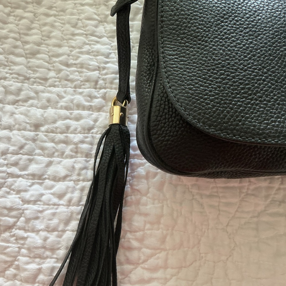 Gucci Soho flap bag. Black Crossbody Bag with Gold Chain & tassel - Picture 4 of 11